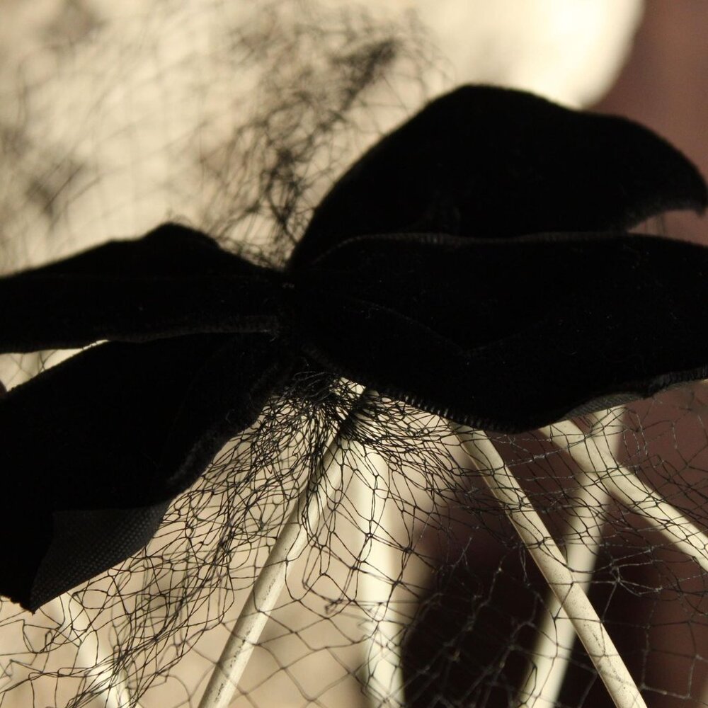 Vintage 1950s Veil Fascinator, Black Birdcage Netting Velvet Bow and Sequins - Picture 4 of 12